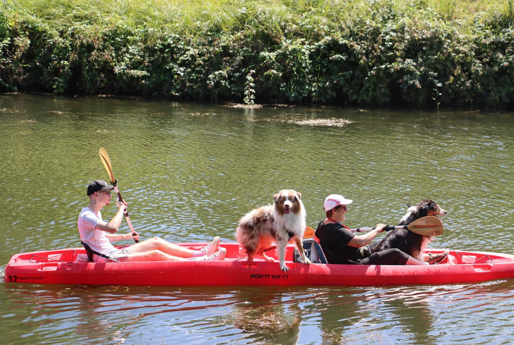 Le groupe en balade le long du canal lors de la sortie canoë