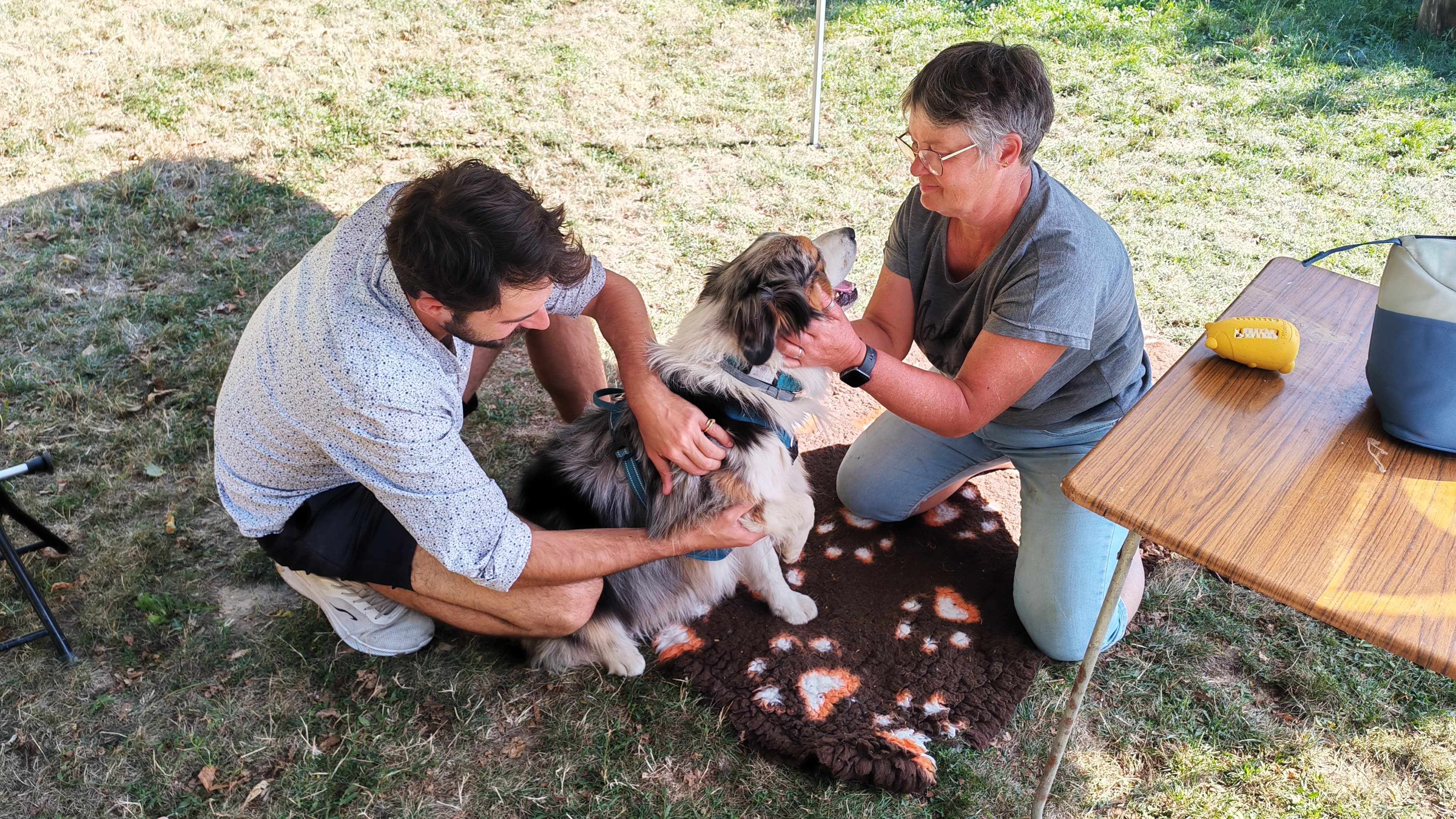 Raphaël Caron accompagne un chien sur le parcours lors de la journée ostéopathie au parc
